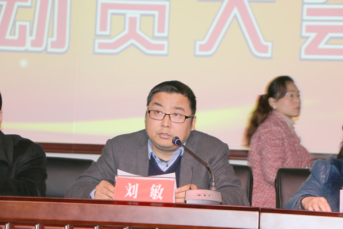 刘敏院长宣读《溆浦县人民医院志愿者服务活动方案》